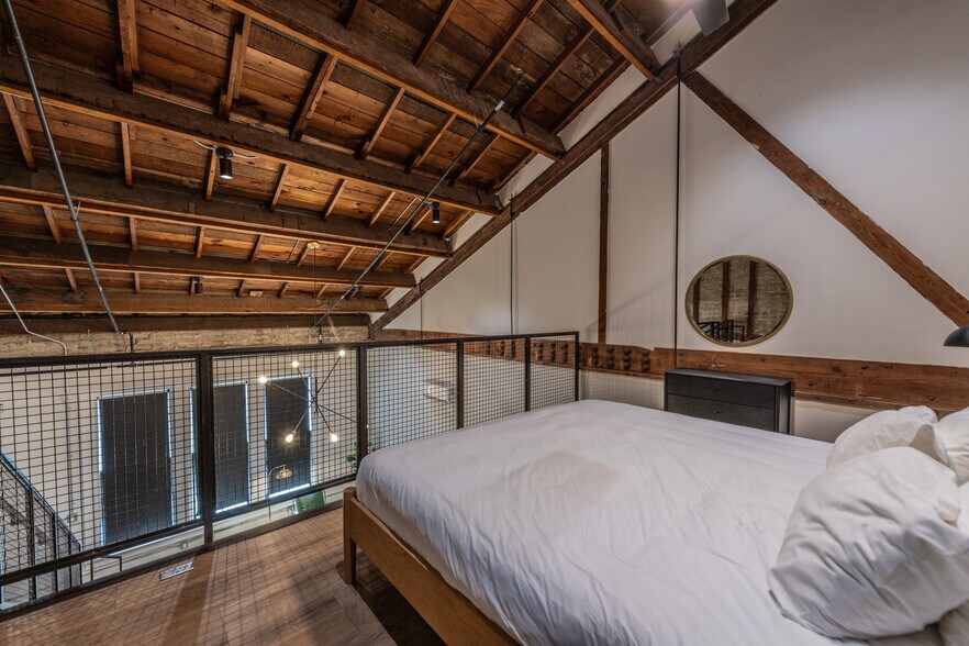 More Photos Of 1405 S Flores St, San Antonio Storefront Retail Residential For Sale