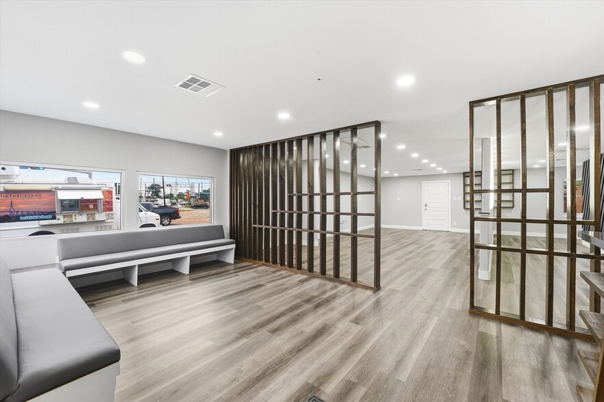 More Photos Of 2106 Antoine Dr, Houston Freestanding For Sale