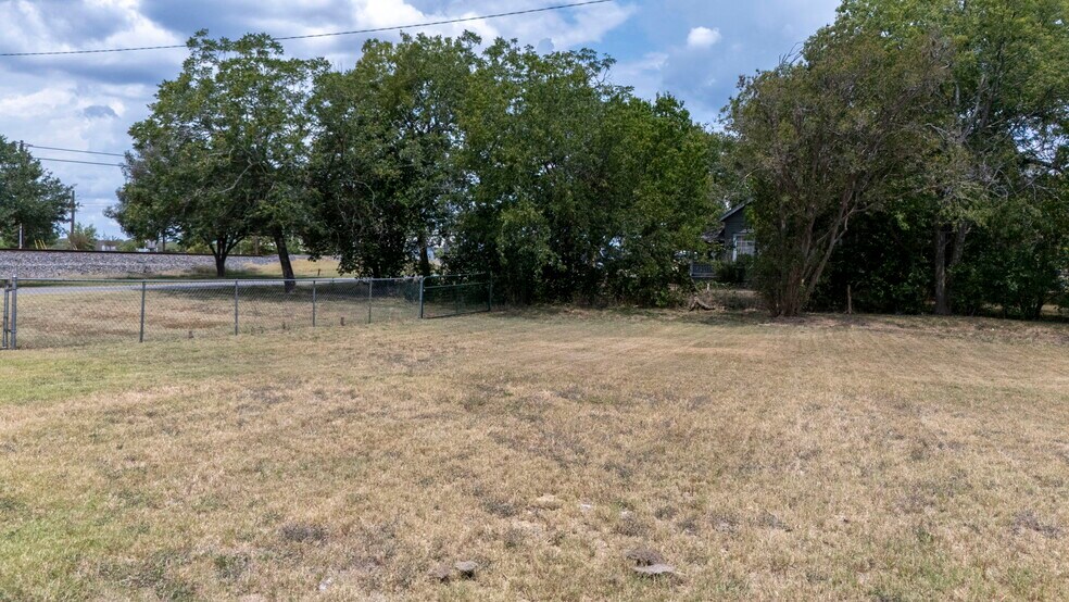 More Photos Of 309 Railroad St, Buda Office For Sale