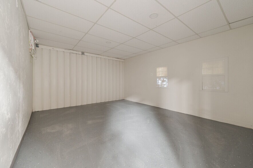 More Photos Of 3600 Valley Park Dr, El Reno Light Distribution For Lease