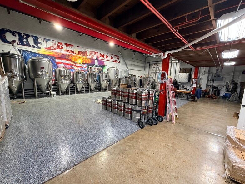 More Photos Of 614 N Spring St, Clarksville Warehouse For Lease