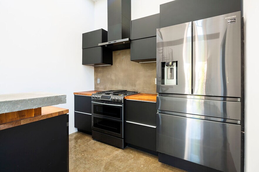 More Photos Of 1447 11th St, Santa Monica Office Residential For Lease