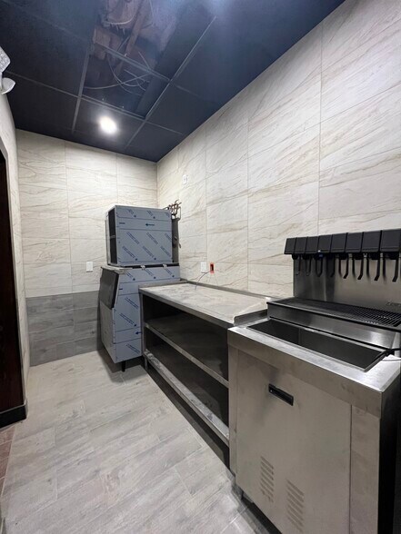 More Photos Of 628 Arena Dr, Hamilton Restaurant For Sale