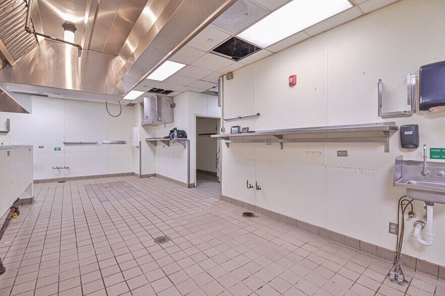 More Photos Of 2675 32nd Ave S, Grand Forks Restaurant For Sale