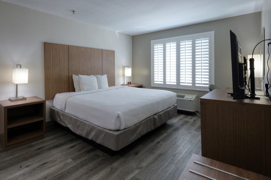 More Photos Of 18032 McKay Dr, Humble Hotel For Sale