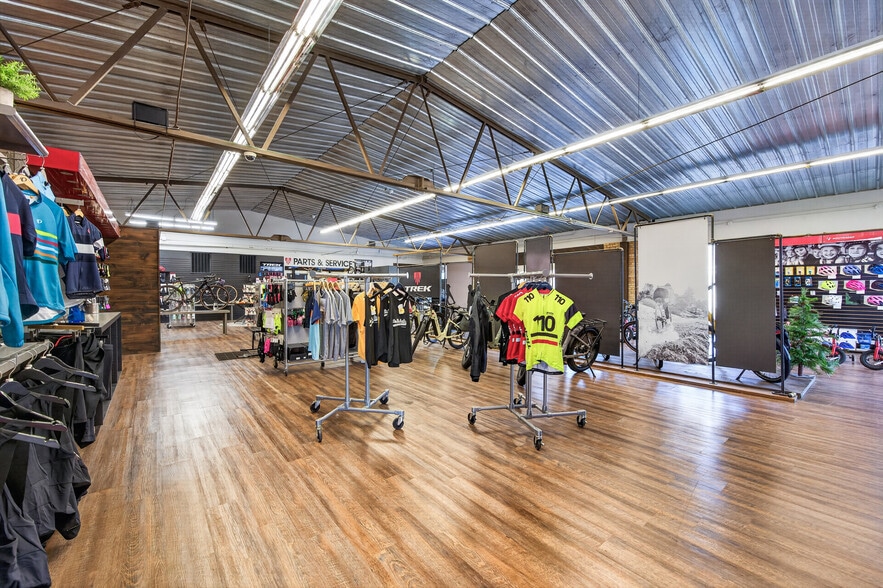 More Photos Of 1040 Dakota Dr, Mendota Heights Freestanding For Sale