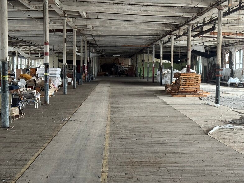 More Photos Of 76 Community Ave, Plainfield Manufacturing For Lease