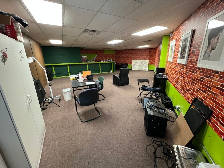 More Photos Of 5745-5759 Beney Rd, Jacksonville Unknown For Lease
