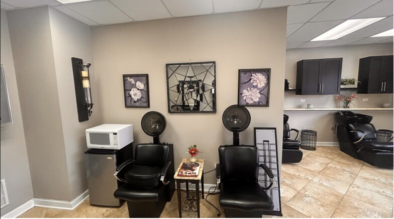 More Photos Of 820 E Terra Cotta Ave, Crystal Lake Office For Sale