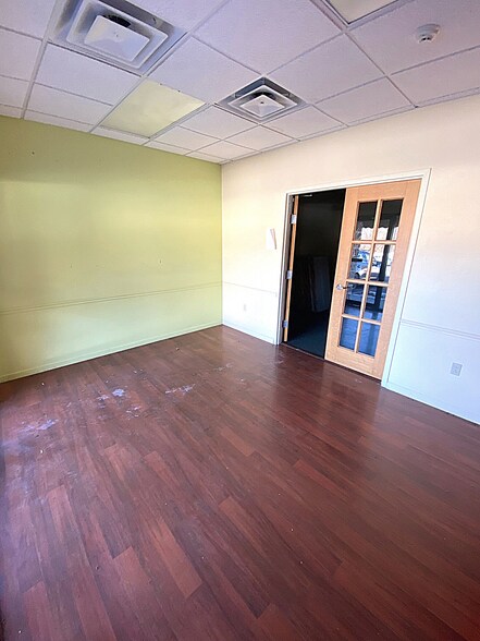 More Photos Of 109 Platinum Dr, Bridgeport Office For Lease