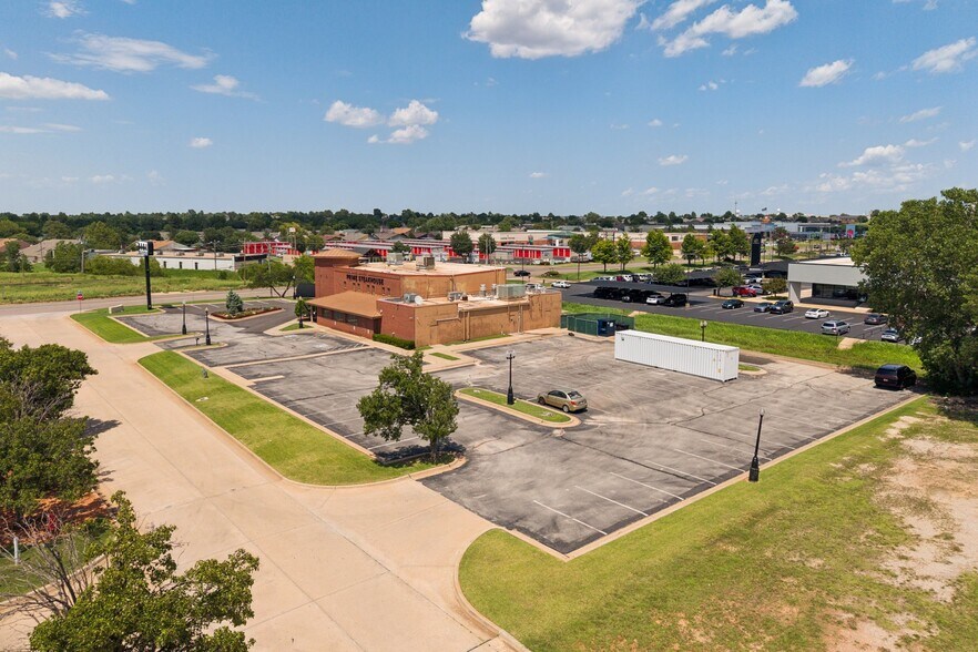 More Photos Of 800 W Memorial Rd, Oklahoma City Restaurant For Sale