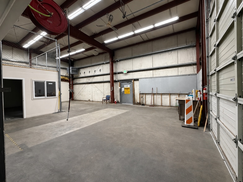 More Photos Of 1002 Central Ave N, Kent Showroom For Sale