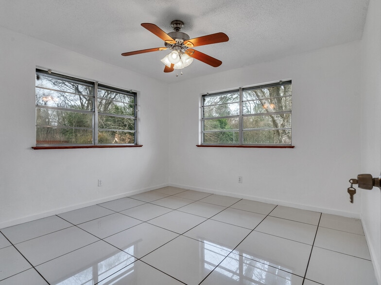 More Photos Of 2002 W Highway 6, Alvin Office For Sale