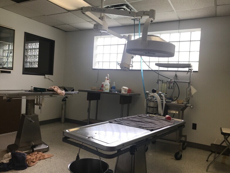 More Photos Of 19200 Allen Rd, Trenton Veterinarian Kennel For Lease
