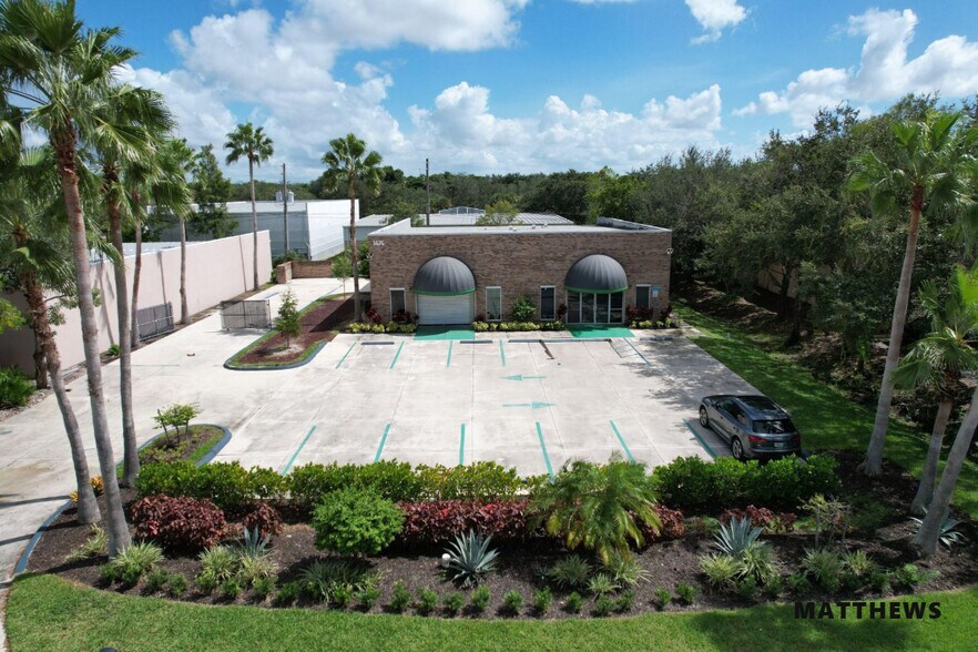 Primary Photo Of 1474 Rail Head Blvd, Naples Showroom For Lease