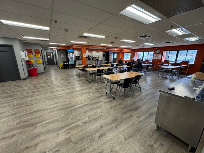 More Photos Of 8180 W 10th St, Indianapolis Manufacturing For Lease