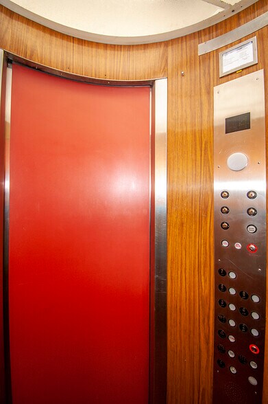 More Photos Of 2 Park Plz, Boston Office For Lease