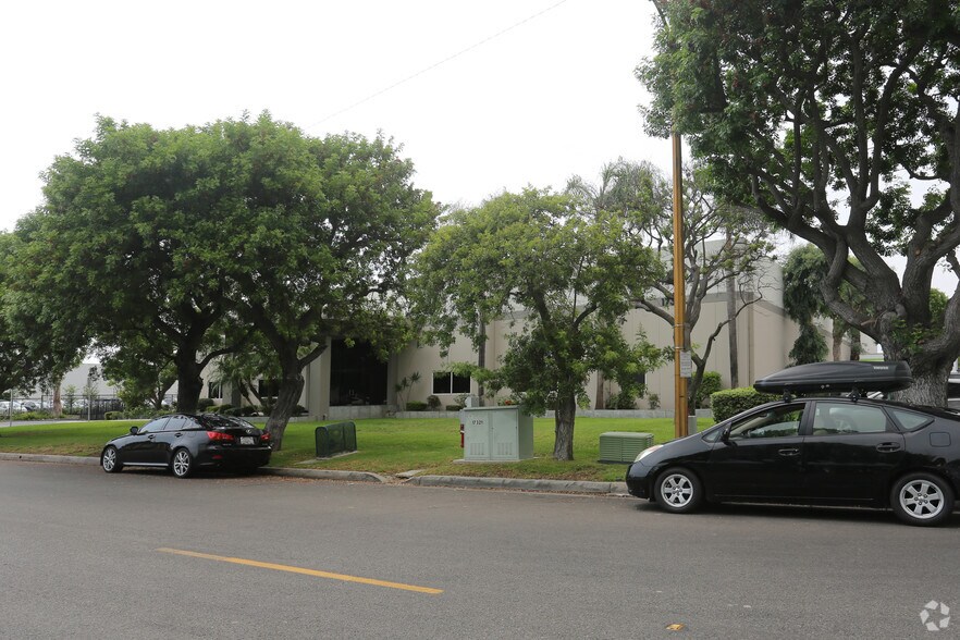 More Photos Of 17321 Eastman St, Irvine Manufacturing For Lease