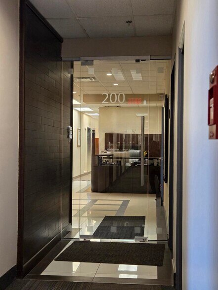 More Photos Of 4360 Ch de la Côte-de-Liesse, Mt Royal Showroom For Lease