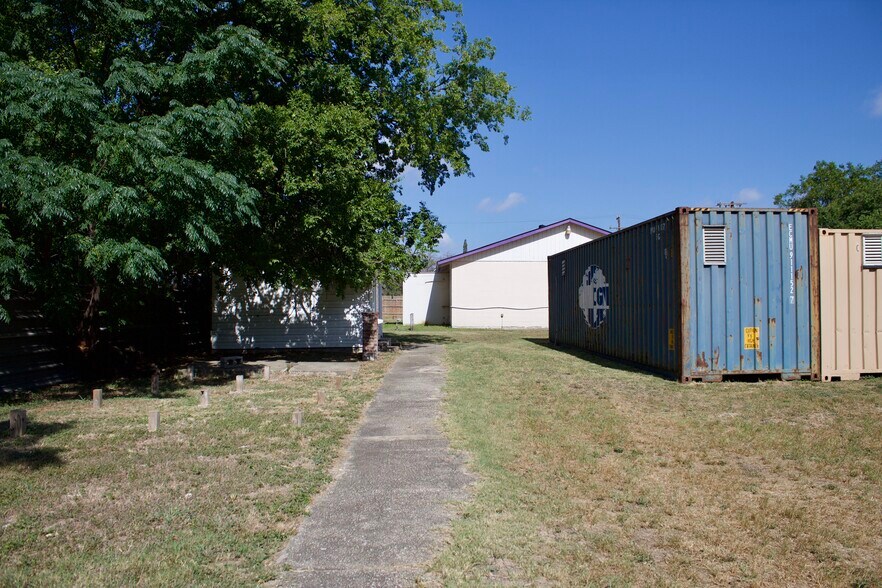 More Photos Of 1990 Cupples Rd, San Antonio Warehouse For Sale