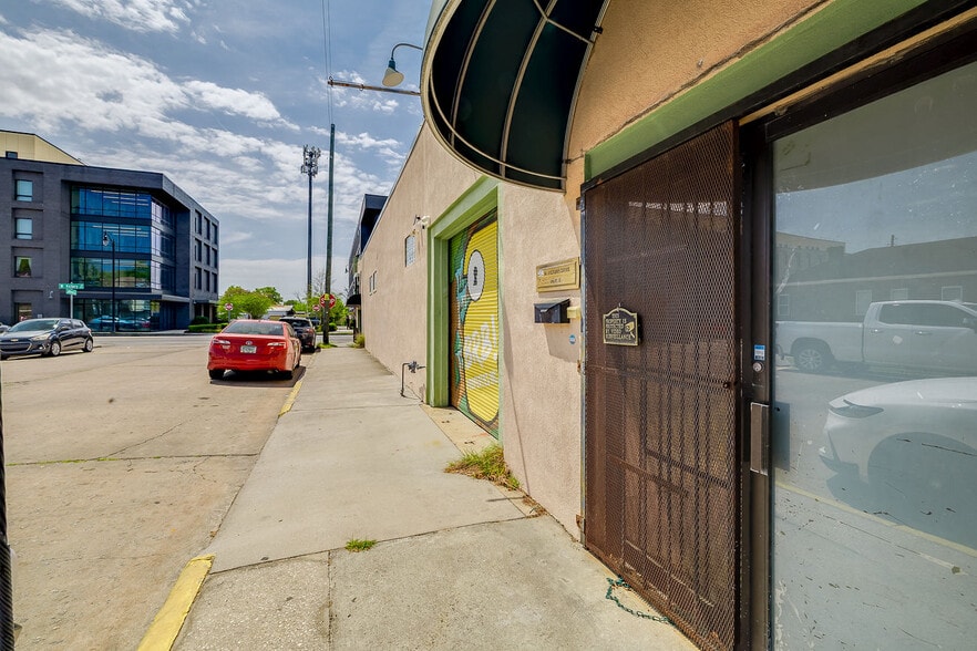 More Photos Of 302 W Victory Dr, Savannah Freestanding For Sale