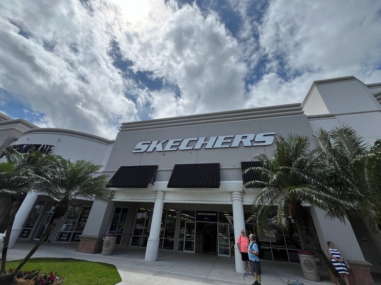 More Photos Of 969-1009 E Commercial Blvd, Oakland Park Unknown For Lease