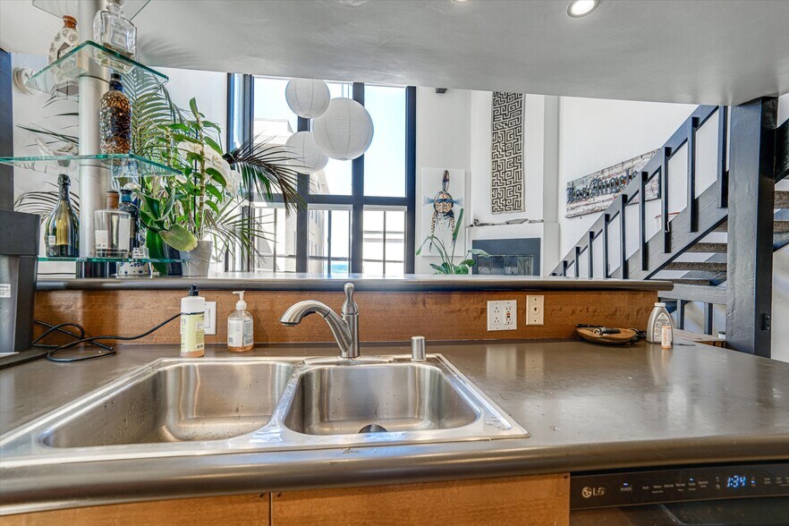 More Photos Of 14 Mast, Marina Del Rey Apartments For Sale