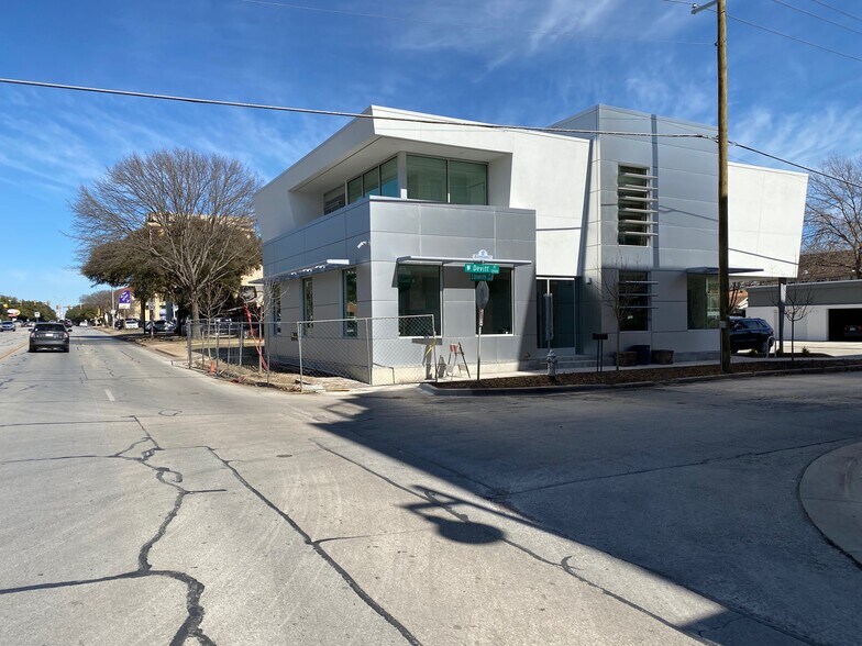 More Photos Of 3149 S University Dr, Fort Worth Office For Sale