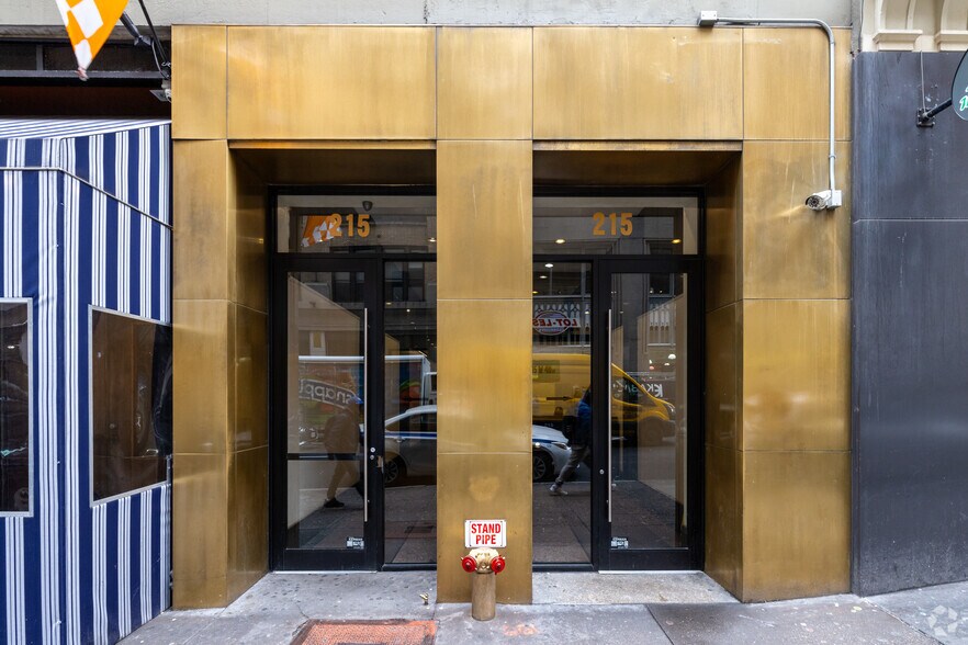 More Photos Of 215 W 40th St, New York Office For Lease