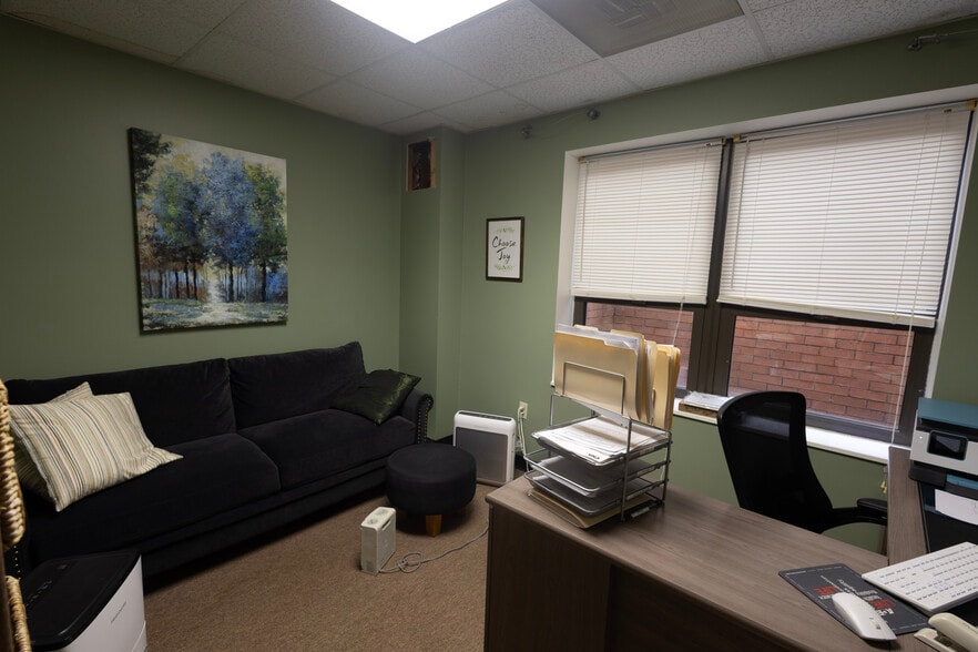 More Photos Of 14377-14389 Hereford Rd, Woodbridge Medical For Sale