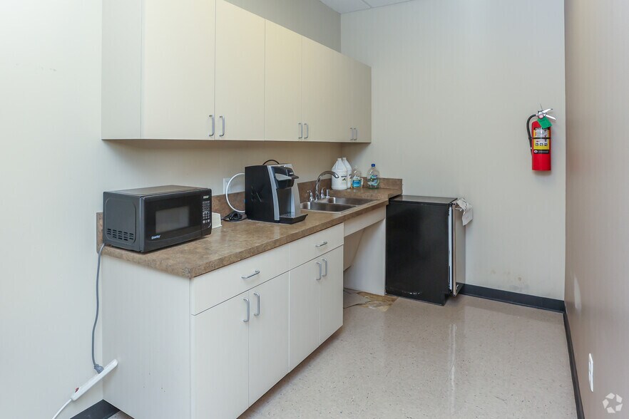 More Photos Of 450 E John Carpenter Fwy, Irving Office For Sale