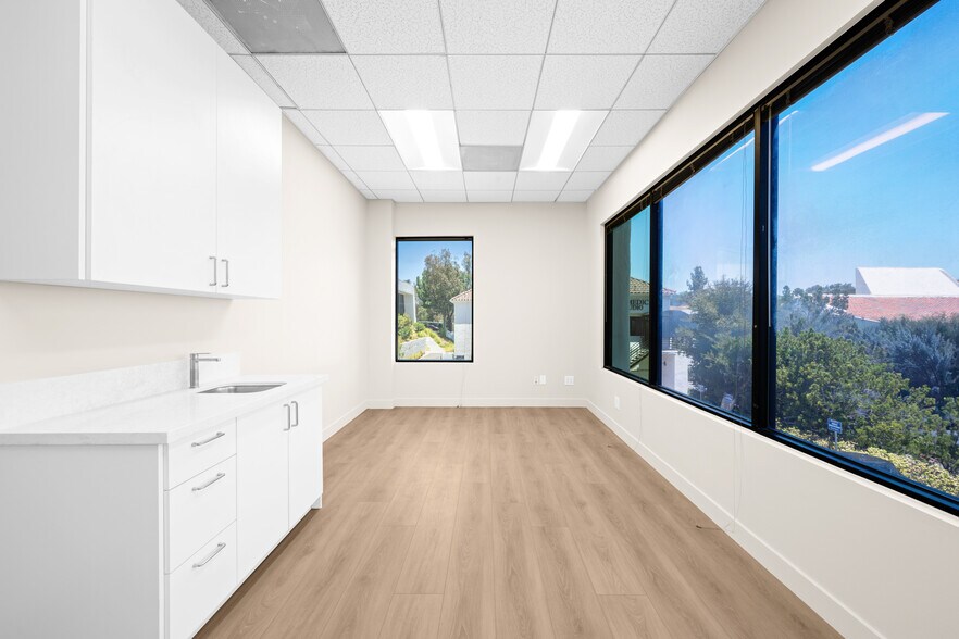 More Photos Of 24011 Ventura Blvd, Calabasas Medical For Lease