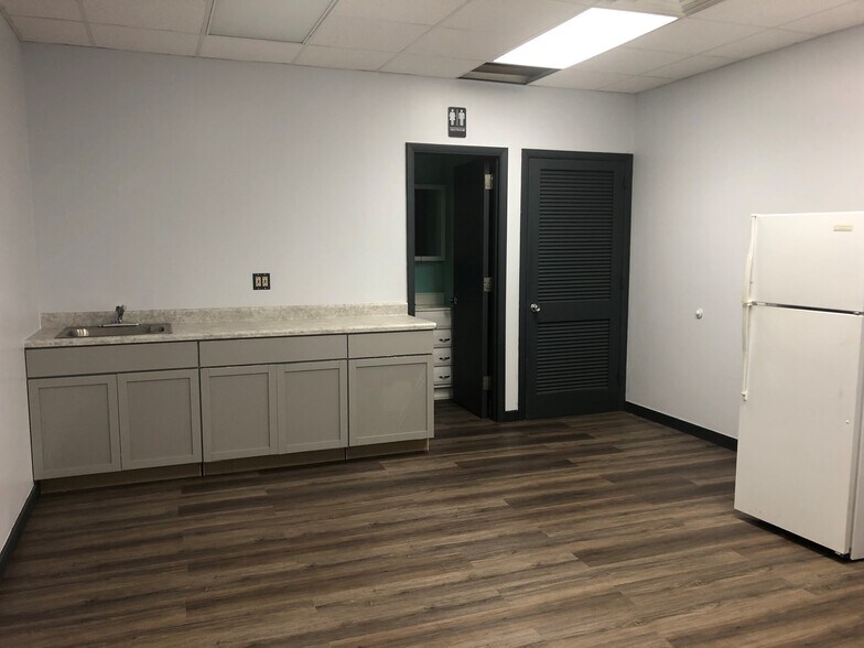 More Photos Of 710 S Morton Ave, Aurora Warehouse For Lease