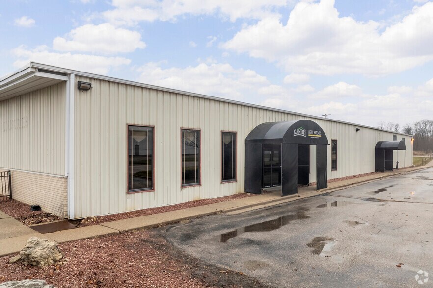 More Photos Of 1741 Adel St, Janesville Warehouse For Lease