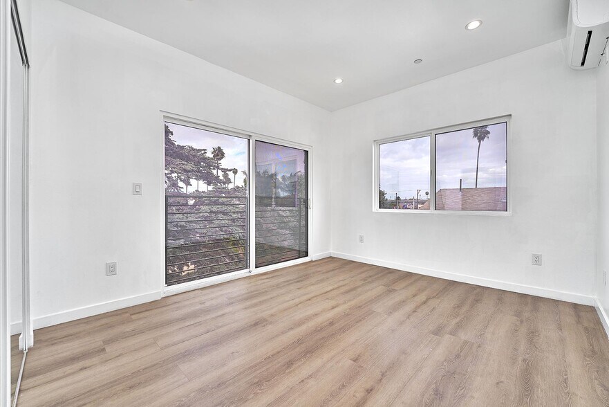 More Photos Of 550 W 47th St, Los Angeles Apartments For Sale