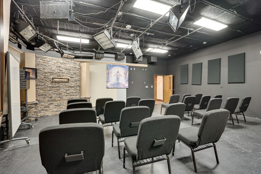 More Photos Of 8855 N Stemmons Fwy, Dallas Office For Sale