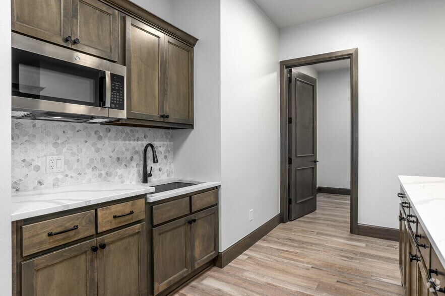 More Photos Of 2900 Washington Dr, Norman Unknown For Lease