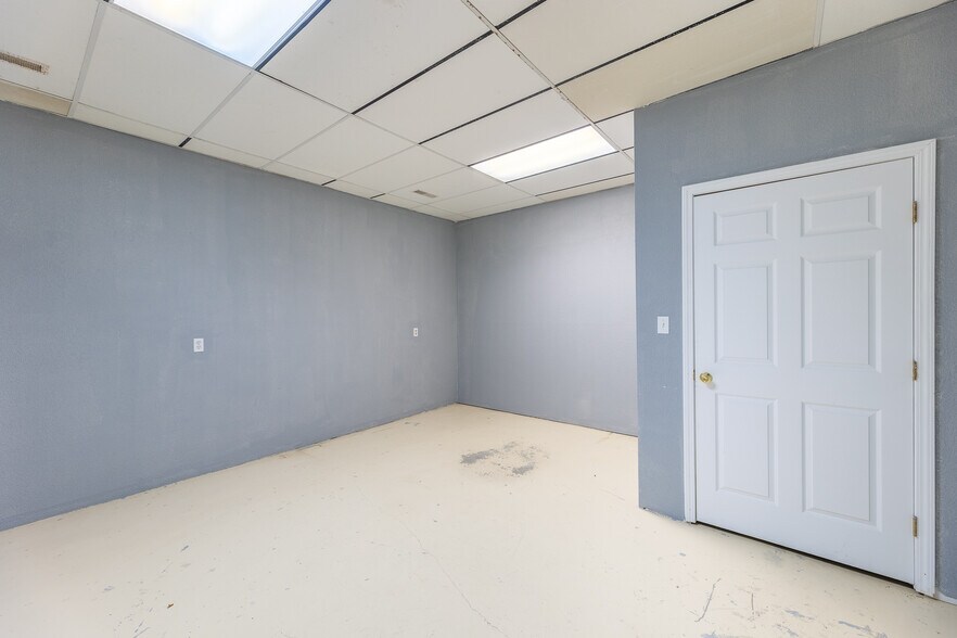 More Photos Of 602 E Outer Rd, Poplar Bluff Warehouse For Lease