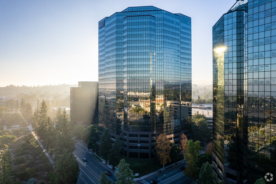 More Photos Of 21650 Oxnard St, Woodland Hills Office For Lease