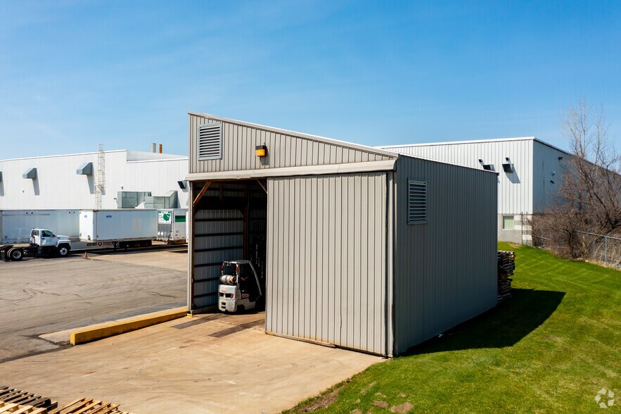 More Photos Of 2220 Veterans Memorial Pky, Saginaw Warehouse For Lease