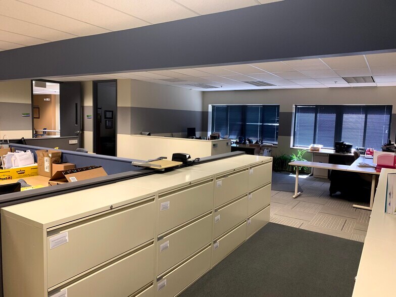 More Photos Of 6200-6250 Capitol Dr, Wheeling Flex For Lease