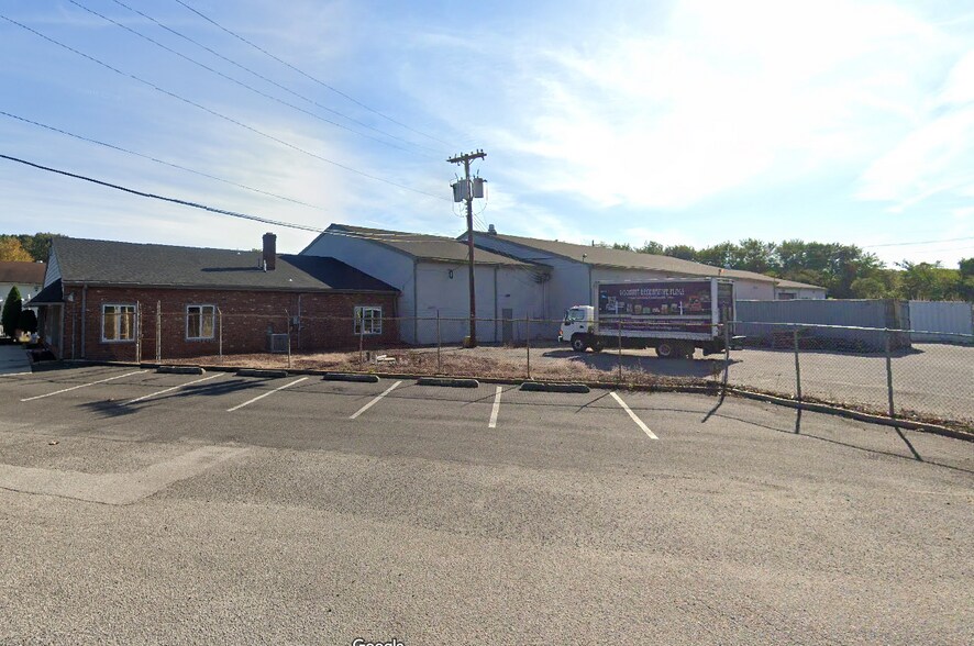 More Photos Of 18 W Collings Ave, West Berlin Light Distribution For Sale