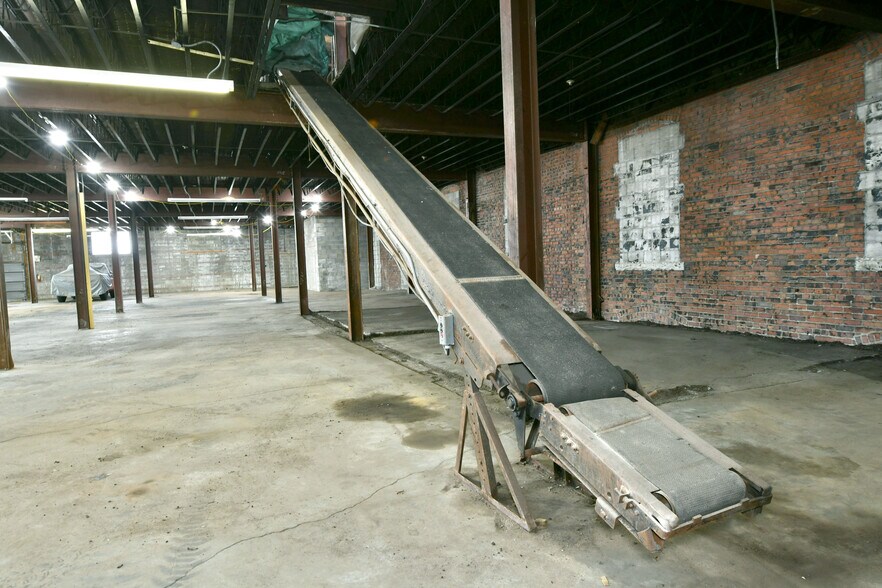 More Photos Of 944 W Rayen Ave, Youngstown Industrial For Sale