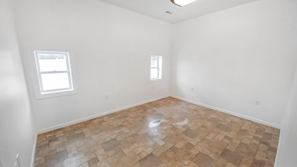 More Photos Of 605 Railroad St, Dupo Warehouse For Lease