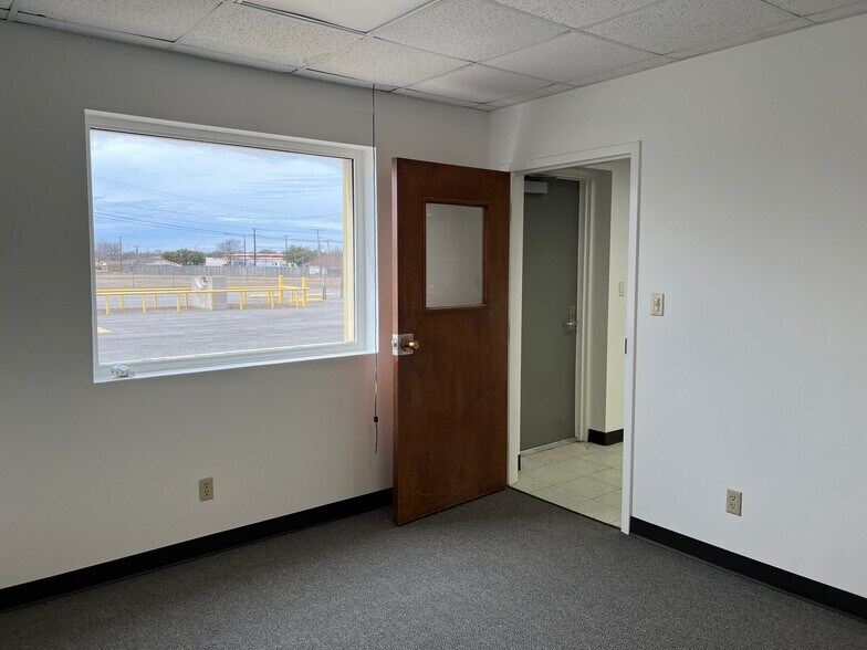 More Photos Of 1416 Twin Oaks St, Wichita Falls Warehouse For Lease