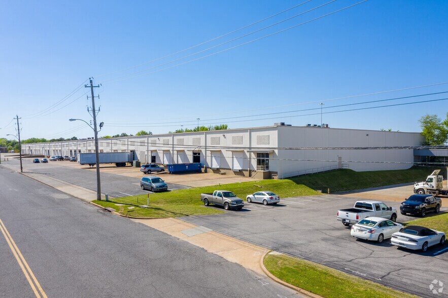 More Photos Of 3800-3884 Crowfarn Dr, Memphis Distribution For Lease
