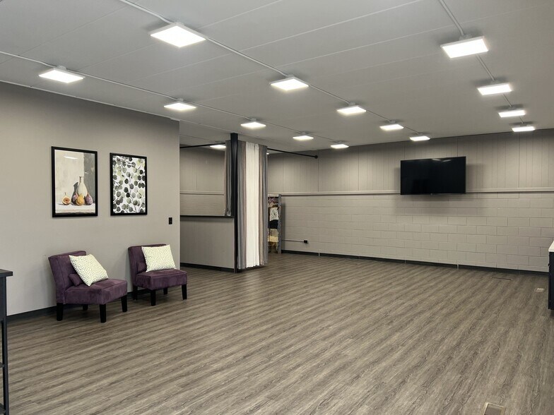 More Photos Of 103 E 3rd St, Aroma Park Office For Sale