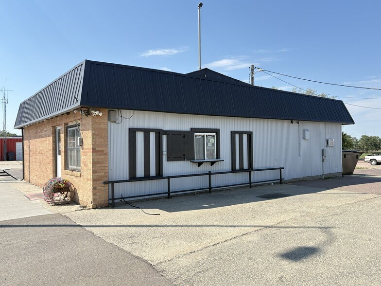 More Photos Of 346 W 2nd St, Winner General Retail For Sale