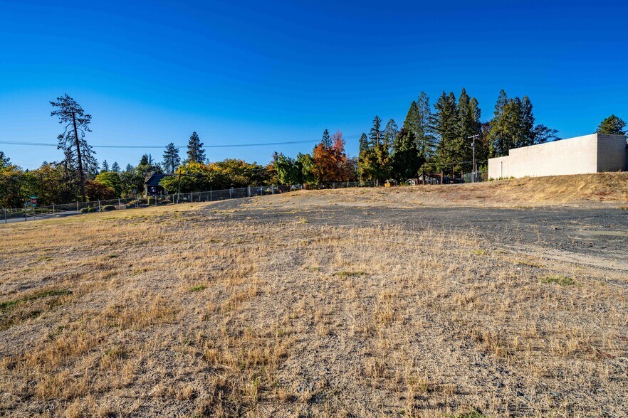 More Photos Of 715 NW Dimmick St, Grants Pass Office For Sale