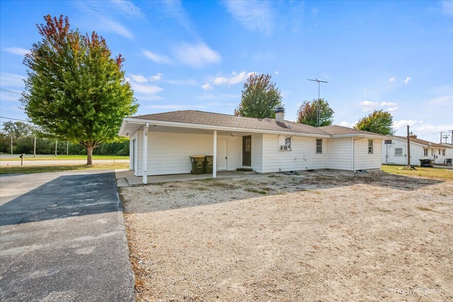 More Photos Of 124 E Oak Knoll Dr, Hampshire Office For Sale